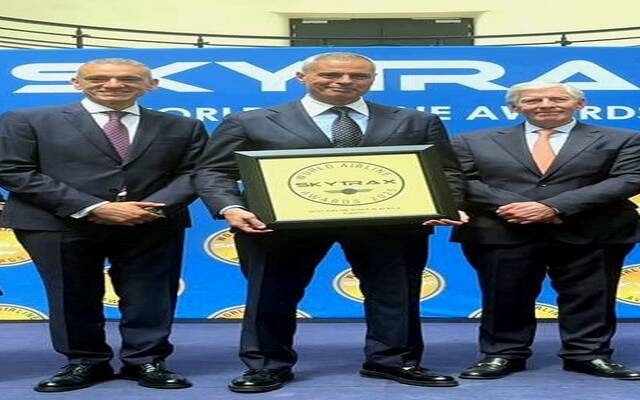 الشركة الوطنية مصر للطيران تحصل على جائزة " أفضل شركة طيران فى إفريقيا من حيث الخدمات المقدمة للركاب "