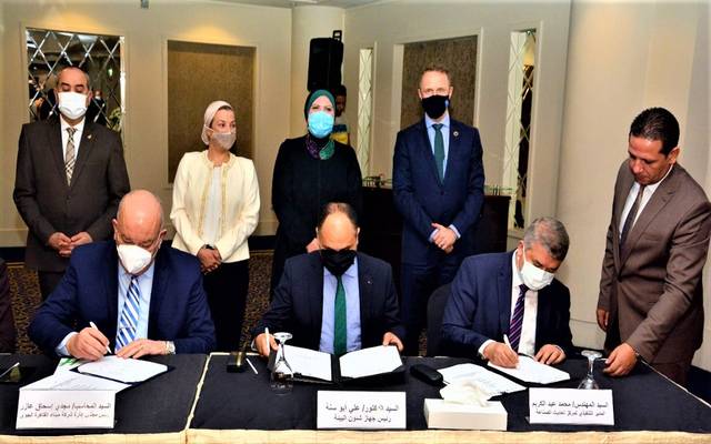 مصر.. توقيع بروتوكول تعاون لتوريد وتشغيل نظام خلايا شمسية بمطار القاهرة الدولي