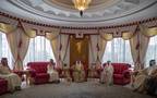 ملك البحرين يستقبل وزير الخارجية السعودي في قصر الصخير