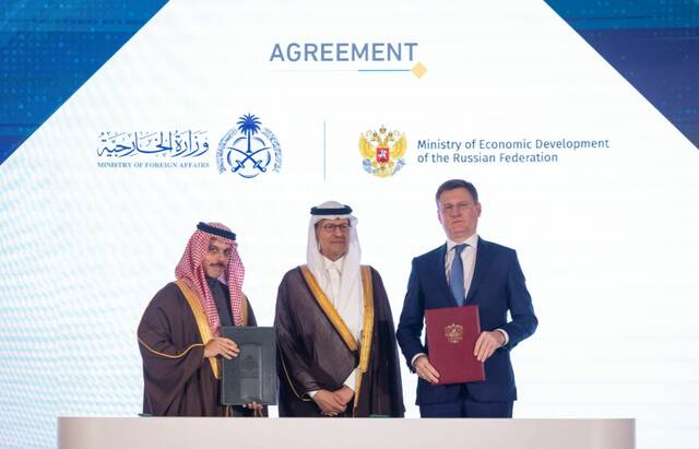 جانب من توقيع الاتفاقية