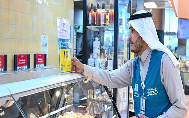 جولة رقابية لأحد مفتشي وزارة التجارة على المحال والمنشآت التجارية