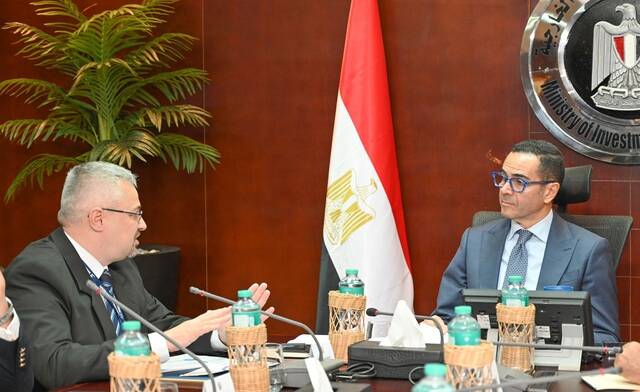حسن الخطيب وزير الاستثمار والتجارة الخارجية المصري مع ميرشا سيربو العضو المنتدب لشركة سوميتومو إليكتريك - إيجيبت