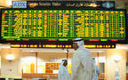 متعاملون يتابعون الأسعار بقاعة سوق أبوظبي للأوراق المالية
