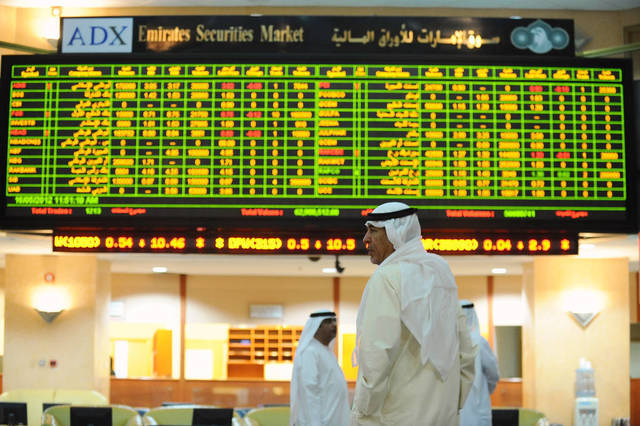 متعاملون يتابعون الأسعار بقاعة سوق أبوظبي للأوراق المالية