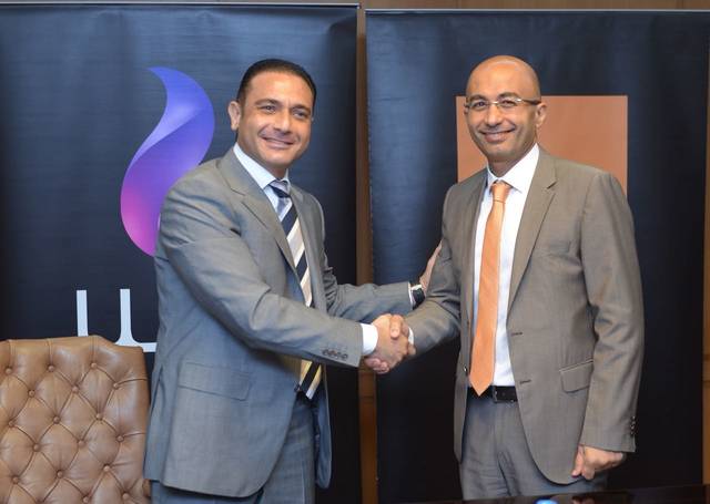 المصرية للاتصالات وأورانج توقعان 3 اتفاقيات لخدمات التراسل والدولي والترابط