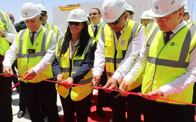 الدكتور محمود عصمت وزير الكهرباء والطاقة المتجددة المصري وأليكسي ليخاتشوف المدير التنفيذي لهيئة الدولة للطاقة النووية روسآتوم الروسية