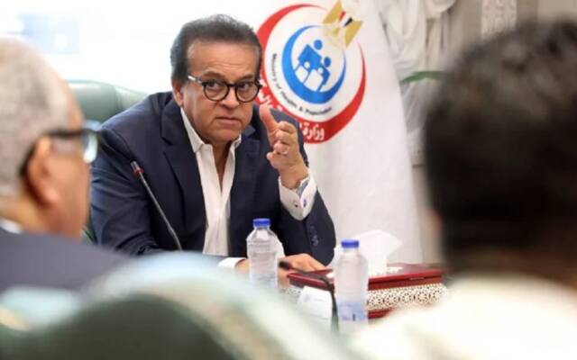 الصحة في مصر توقف مسؤولين وأطباء وتحيل واقعة رمد الجيزة للنائب العام