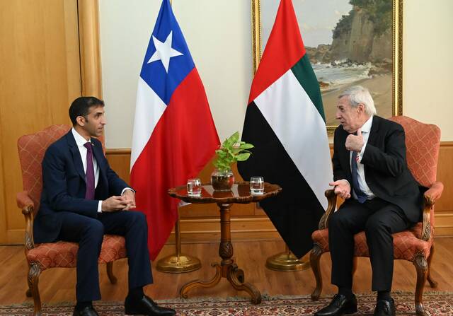ثاني بن أحمد الزيودي وزير التجارة الخارجية الإماراتي و ألبرتو فان كلافيرين وزير الخارجية في تشيلي