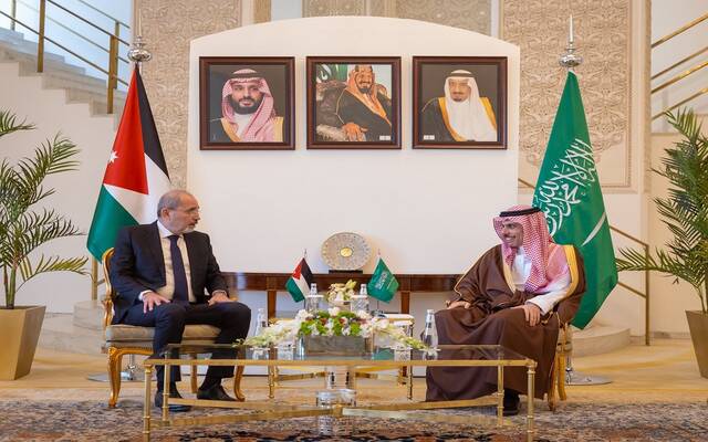 وزير الخارجية الأمير فيصل بن فرحان ونائب رئيس الوزراء ووزير الخارجية وشؤون المغتربين في المملكة الأردنية الهاشمية أيمن الصفدي