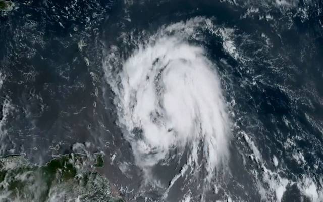 رفع تصنيف العاصفة "ماريا" إلى إعصار من الفئة الثالثة