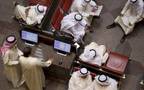 متعاملون أثناء التداول في بورصة الكويت للأوراق المالية - صورة من رويترز أريييان آي