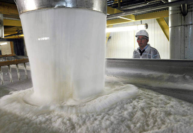 توقيع عقد إنشاء أكبر مصنع لتكرير السكر في جازان