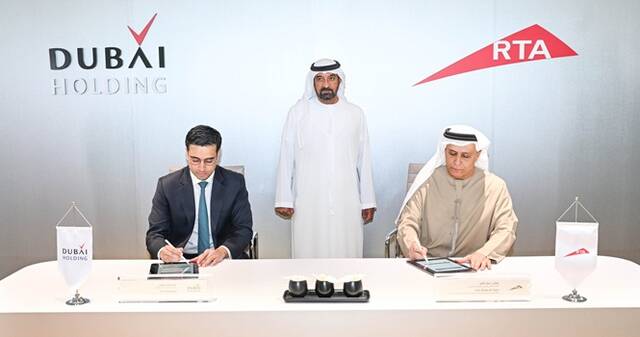 الحضور خلال توقيع الاتفاقية