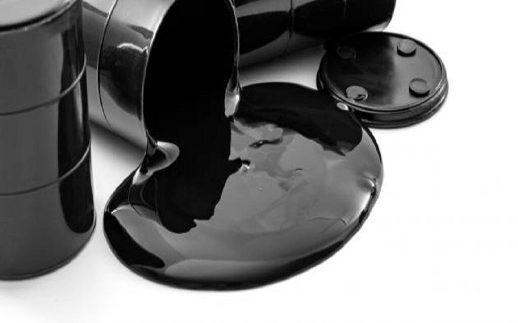 النفط يرتفع بفعل ضربات الطائرات بدون طيار في أوكرانيا وتخفيضات إنتاج روسيا