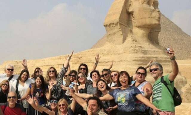 سياح أجانب أمام الأهرامات