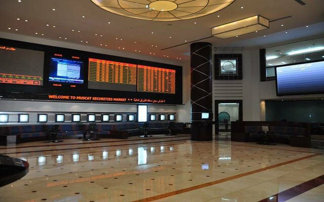 مستثمرون يتابعون أسعار الأسهم بسوق مسقط