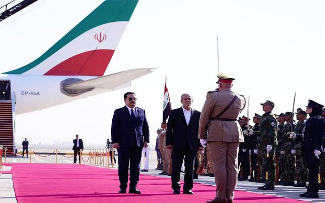 رئيس مجلس الوزراء، محمد شياع السوداني، يستقبل الرئيس الإيراني، مسعود بزشكيان، في مراسم رسمية بمطار بغداد الدولي