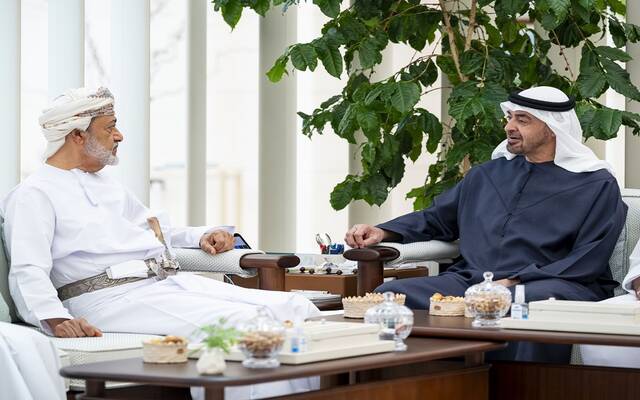 الشيخ محمد بن زايد آل نهيان رئيس الدولة و السلطان هيثم بن طارق سلطان عمان