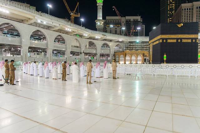 شؤون الحرمين تطبق الإجراءات الاحترازية بالتباعد بين المصلين (صور)