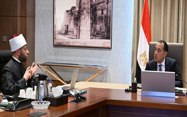 مصطفى مدبولي رئيس مجلس الوزراء المصري مع الدكتور أسامة الأزهري وزير الأوقاف