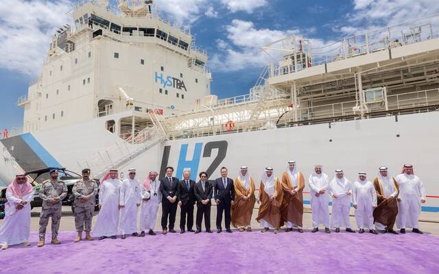 وزيرا الطاقة والاستثمار يزوران أول ناقلة في العالم لنقل الهيدروجين السائل