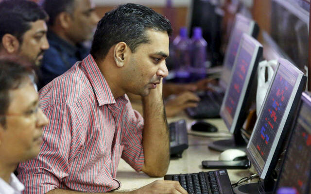 وسطاء يتابعون أسعار الأوراق المالية