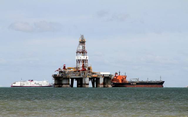 Oil nears 1M-high; Brent to gain 4% in week