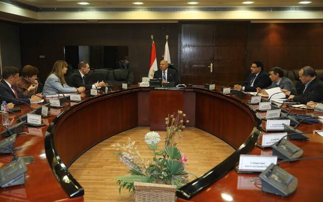 وزير النقل المصري يبحث مع وفد البنك الأوروبي الموقف التنفيذي للمشروعات المشتركة