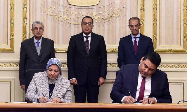 مدبولي يشهد توقيع بروتوكول تعاون بين المصرية للاتصالات والمصرية لنقل الكهرباء