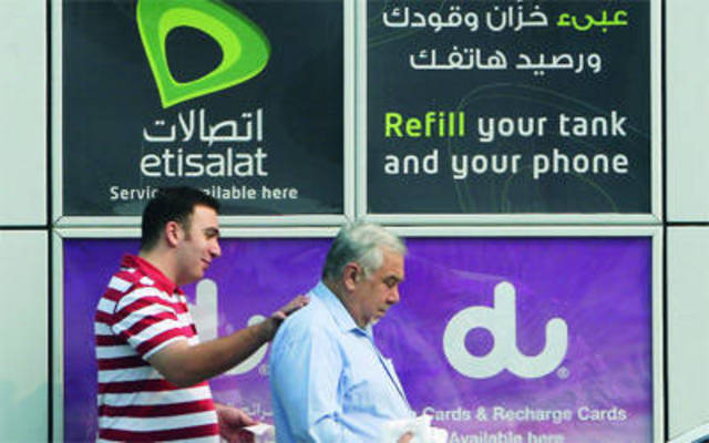 عملاء يعانون نقص متحدثي "العربية" بمراكز "اتصالات" و"دو"