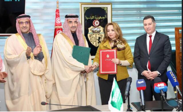 سلطان بن عبدالرحمن المرشد الرئيس التنفيذي للصندوق السعودي للتنمية يوقع اتفاقية مع وزيرة الاقتصاد والتخطيط التونسية فريال الورغي