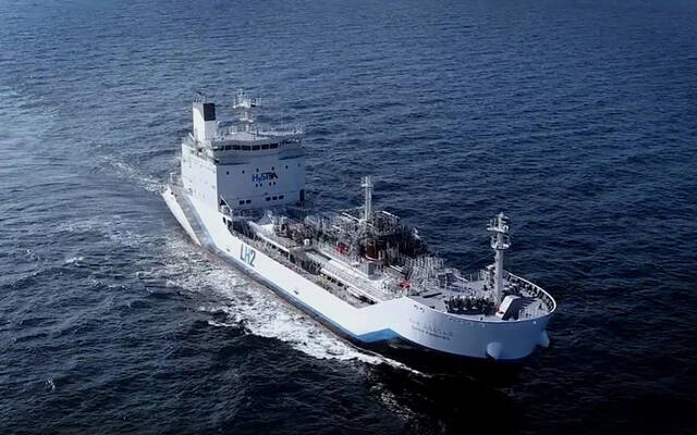 ميناء السلطان قابوس يستقبل أول ناقلة هيدروجين مسال في العالم