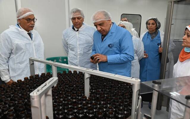 وزير قطاع الأعمال  المصري خلال جولة تفقدية بشركات الأدوية - أرشيفية