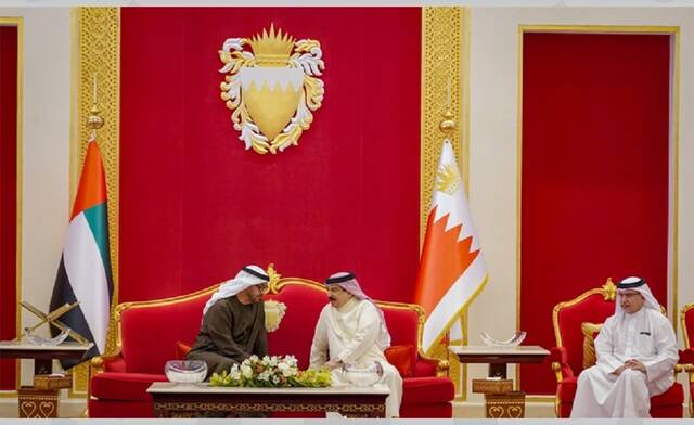 رئيس الإمارات الشيخ محمد بن زايد آل نهيان مع عاهل البحرين الملك حمد بن عيسى آل خليفة