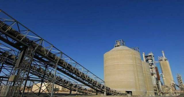 داخل شركة الشارقة للأسمنت والتنمية الصناعية