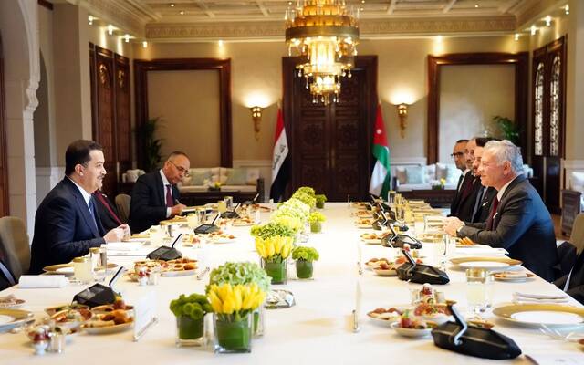 ملك الأردن ورئيس وزراء العراق يؤكدان حرص البلدين على تعزيز العلاقات الثنائية