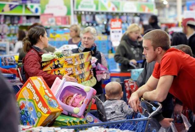 تحسن ثقة المستهلكين الأمريكيين لأول مرة في 6 أشهر 