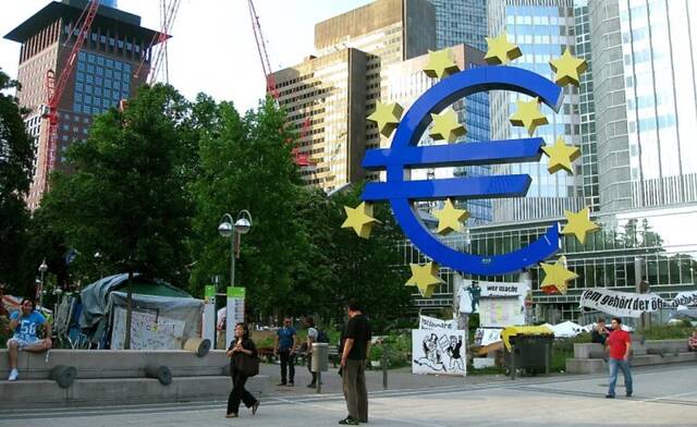 معاناة منطقة اليورو لربعين متتاليين من انخفاض الإنتاج وهو أحد تعريفات الركود