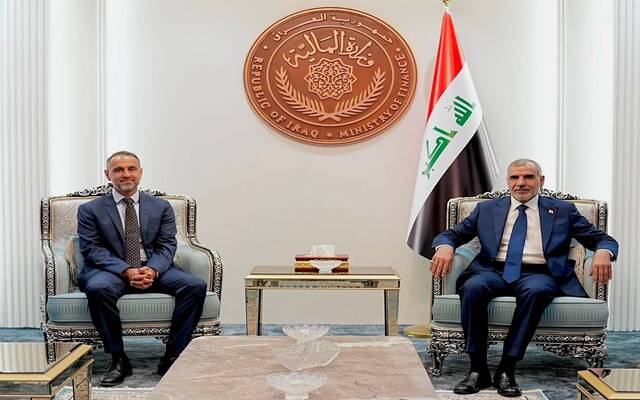 وزير المالية يبحث مع السفير البريطاني لدى العراق أوجه التعاون الاقتصادي والمالي بين البلدين