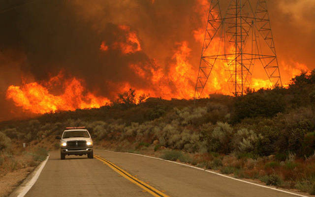 فرار 190 ألف شخصاً بسب حرائق الغابات بكاليفورنيا