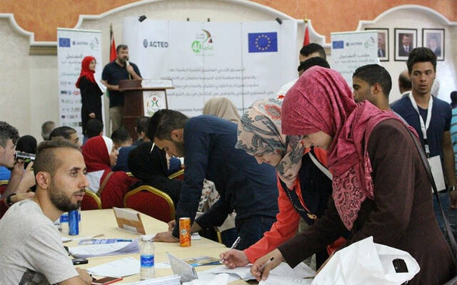 مجموعة من الباحثين عن عمل