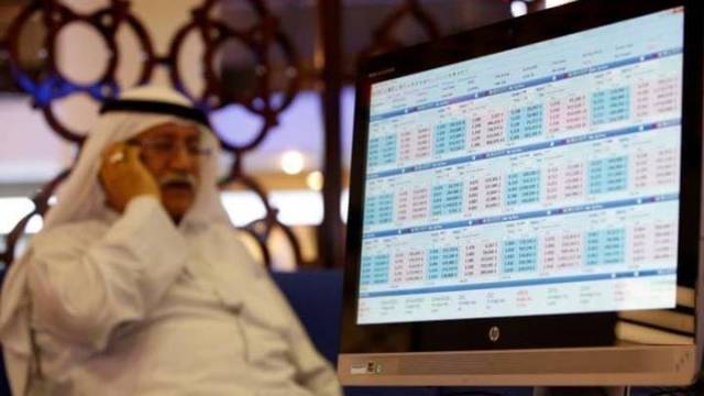 متعامل يتابع أسعار الأسهم بقاعة سوق دبي المالي