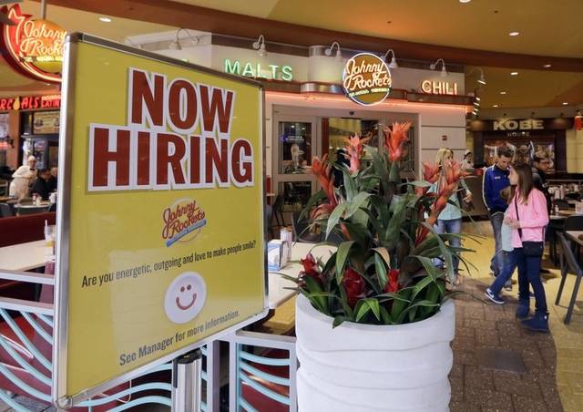 US weekly jobless claims decline in mid-March