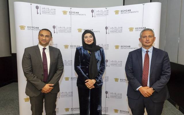 جانب من توقيع العقد