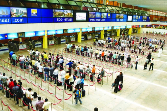 طلبت مطارات دبي من المسافرين عدم التوجه إلى المطار إلا في حالات الضرورة القصوى