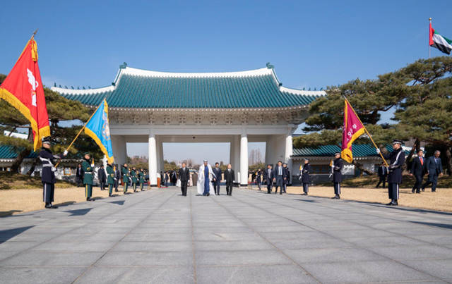 بالصور.. محمد بن زايد يزور النصب التذكاري في كوريا الجنوبية معلومات مباشر