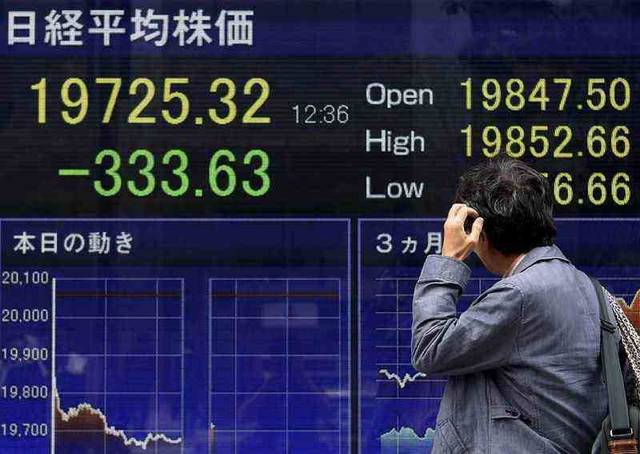 الأسهم اليابانية تتراجع مع ارتفاع الين