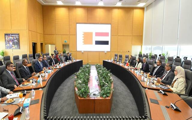 المهندس شريف الشربينى وزير الإسكان والمرافق والمجتمعات العمرانية المصري وإبراهيم الحواج وزير الأشغال البحرينى