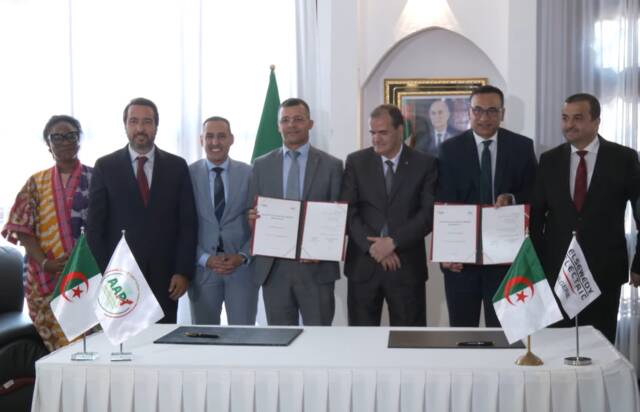 جانب من توقيع العقد