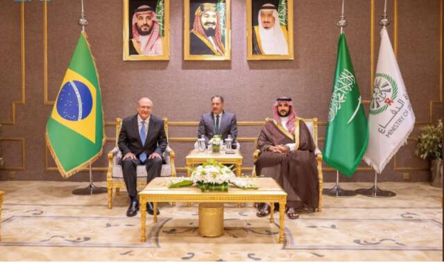 الأمير خالد بن سلمان بن عبدالعزيز وزير الدفاع يجتمع مع نائب الرئيس البرازيلي جيرالدو الكمين